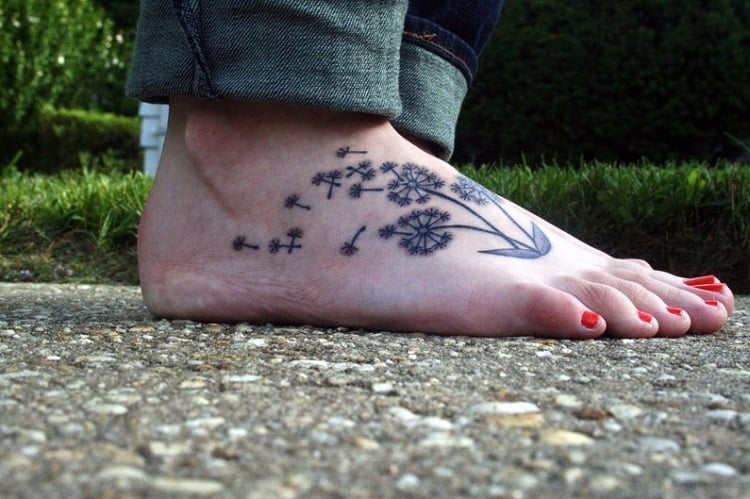 Dientes de león en el pie