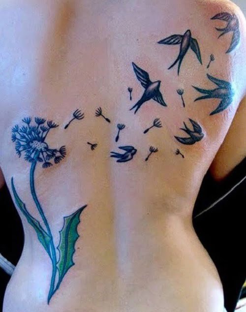 Dientes de león en la espalda de una dama