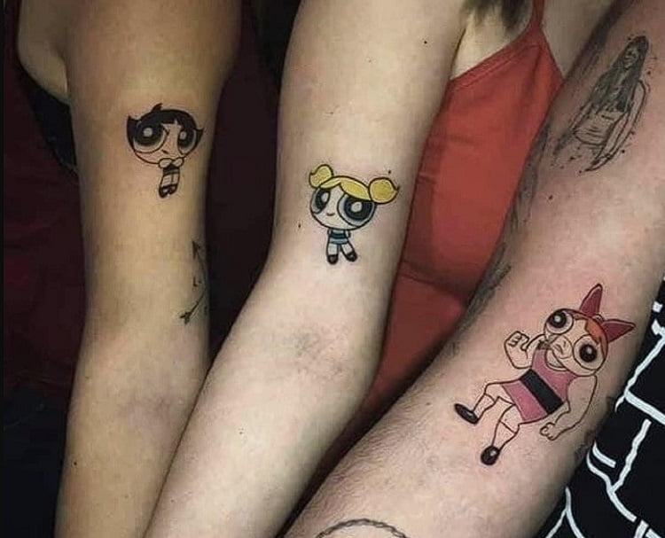 Grupo de amigas con tatuajes de las Powerpuff Girl
