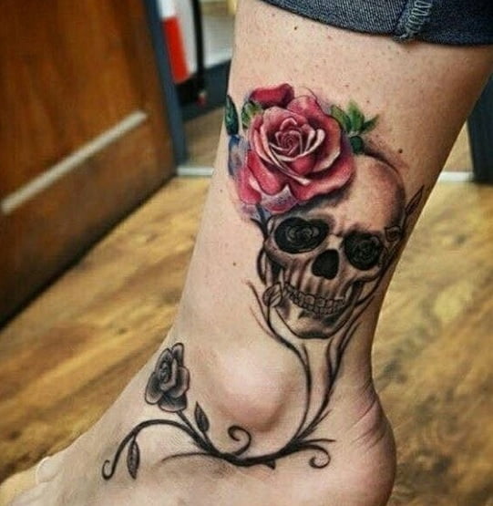 Calavera con rosa en el pie