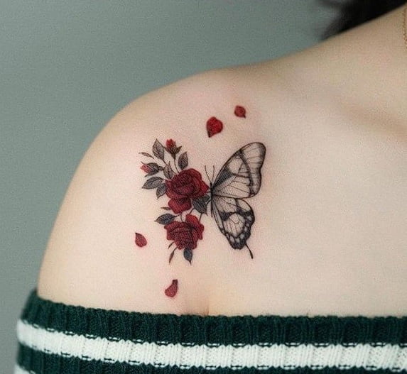 Tatuaje en el hombro: mariposa