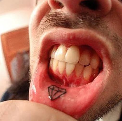 Tatuaje de figura en labio