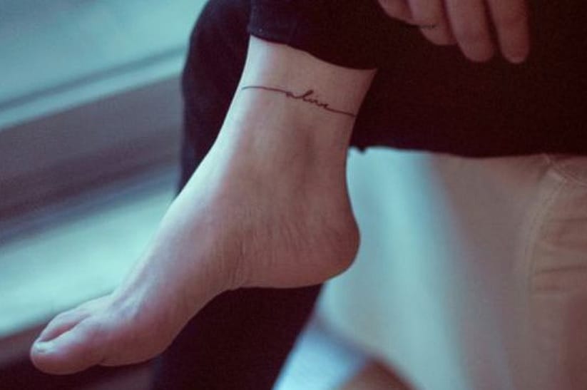 Tatuaje de palabras en el tobillo