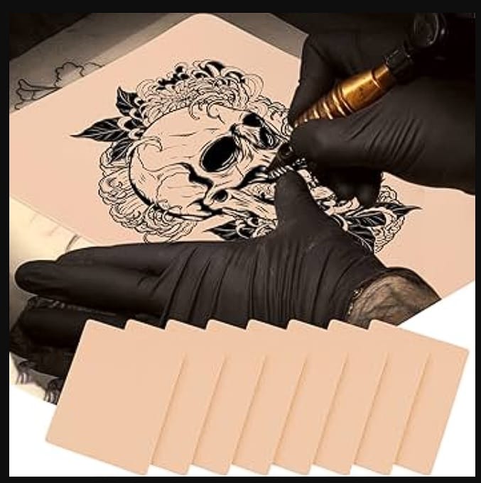 Trabajando en piel sintética para tatuar
