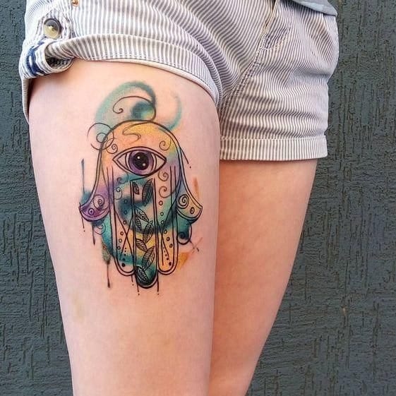 Mano de fátima con ojo en la pierna