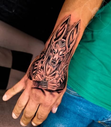 Tatuajes de dioses egipcios en la mano: Anubis