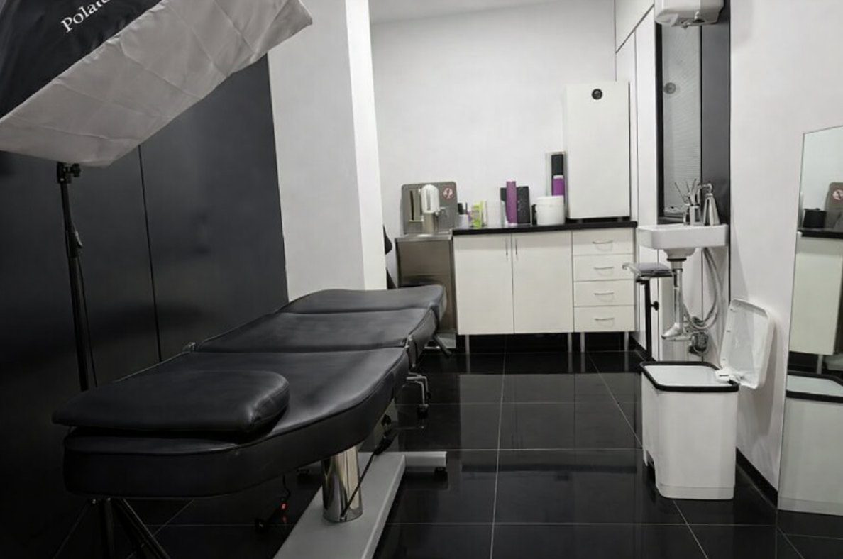 cabina uno para prácticas de tatuaje Micropigmentación y piercing de Tattoo School Madrid