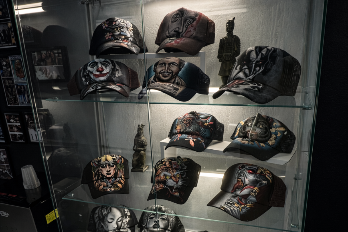 una muestra de las gorras de exposición decoradas por los mejores artistas de tattoo school madrid