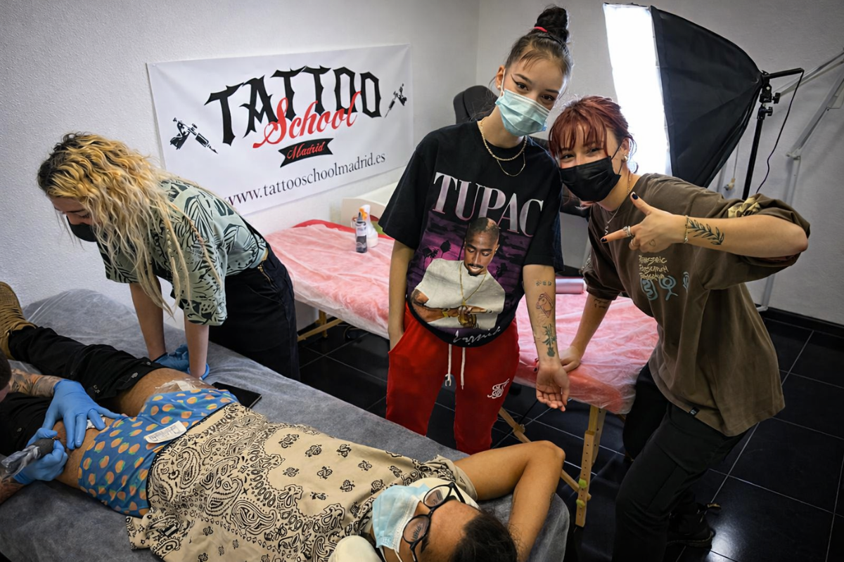 alumnas de Tattoo School Madrid posan tras realizar una práctica de tatuaje