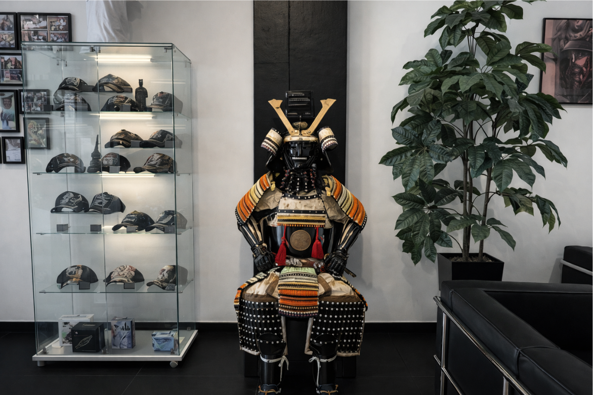 estatua japonesa decorativa de la instalaciones de Tattoo School Madrid